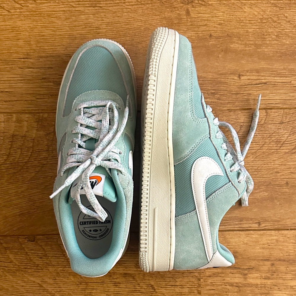 Nike Air Force 1 '07 LV8 in Enamel Green